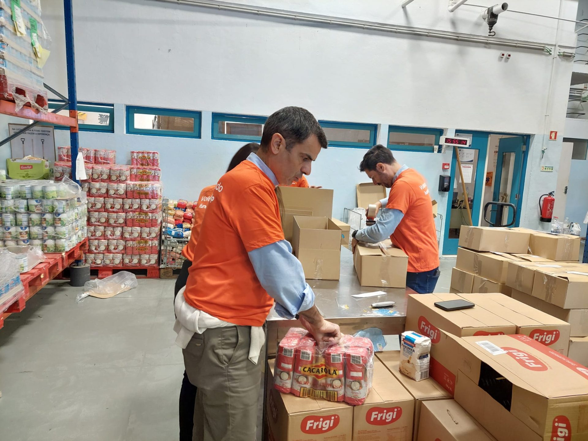 Ação de voluntariado no Banco Alimentar de São Miguel - WhatsApp Image 2026-09-29 at 10.23.22 (3)